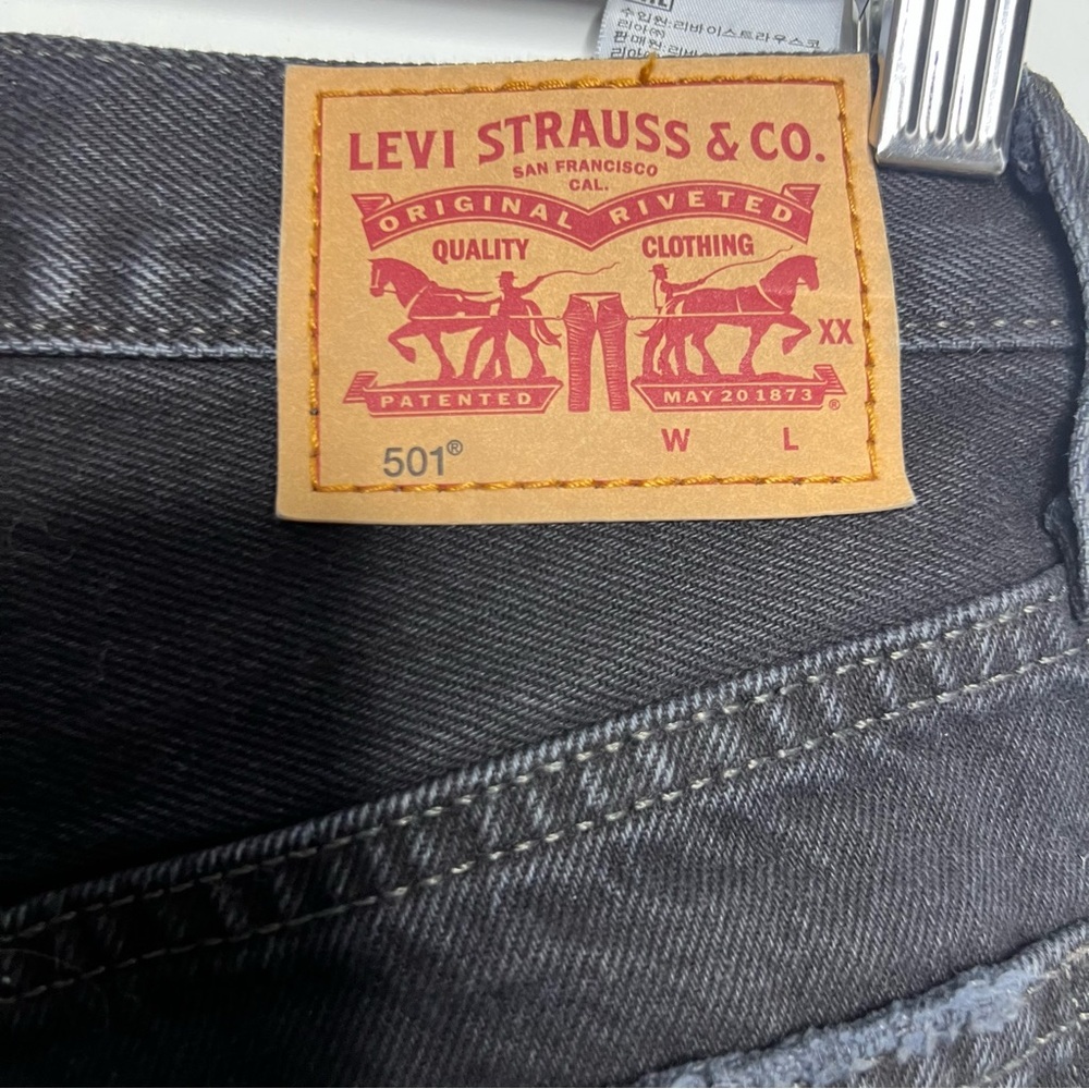 Levi’s 501 Black Distressed Cutoff Shorts High Rise Raw Hem
Size 24 - Picture 4 of 6